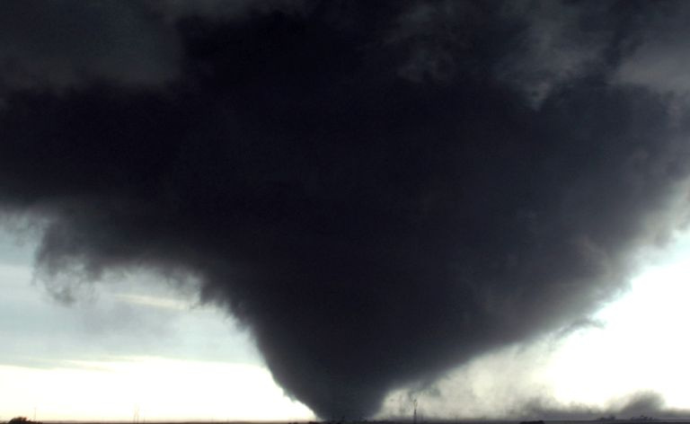 Niszczycielskie tornado klina w Manitobie w Kanadzie