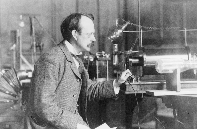 サー・ジョセフ・ジョン・トムソン、物理学者で発明家、1900年。