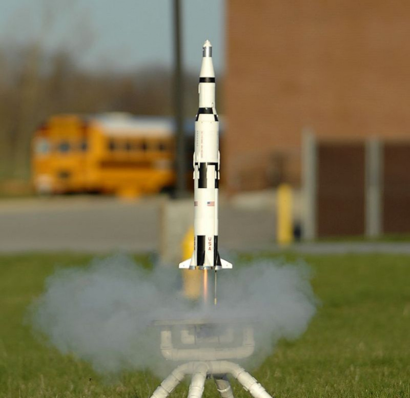 Lancement de la fusée modèle Saturn V.