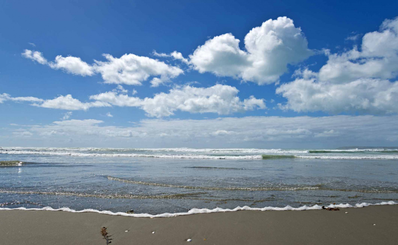Plage avec cumulus