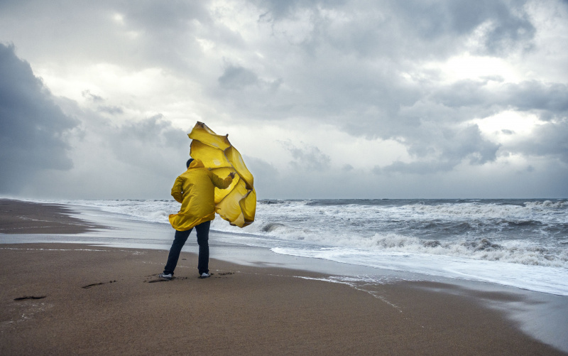 Homme sur la plage venteuse