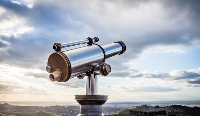 teleskop over et landskap og overskyet himmel