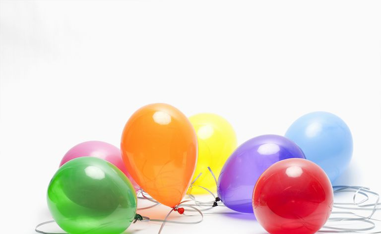Mehrfarbige Luftballons auf dem Boden gesammelt