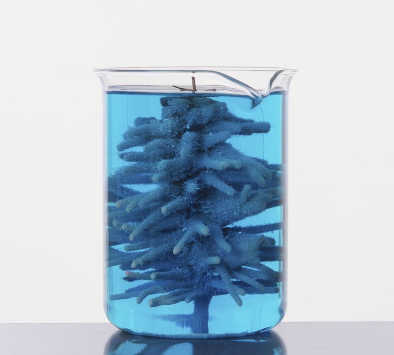 Puede usar una reacción química para depositar cristales de plata como estos en una forma de árbol de Navidad de cobre para hacer un árbol de plata.