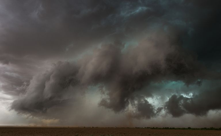 Um tornado se formando com relâmpagos dramáticos no Texas