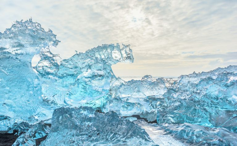 Skała lodowa z czarnym piaskiem na plaży Jokulsarlon (plaża Diamond) w południowo-wschodniej Islandii.