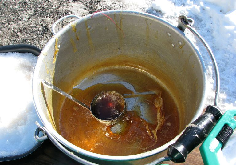 Puede cristalizar el jarabe de arce para formar cristales comestibles. Simplemente caliente el jarabe para evaporar el exceso de agua, luego viértalo en un plato para ver cómo se forman los cristales.