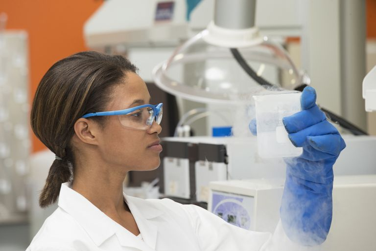 scientifique expérimentant la réaction endothermique