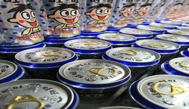 Aluminiumdosen mit einem chinesischen Getränk, die in den Regalen eines Carrefour-Supermarkts in Peking, China, ausgestellt sind