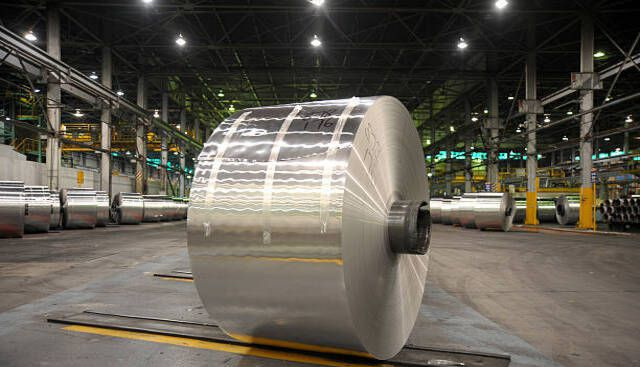 Eine Aluminiumspule steht in einem Lagerhaus und wartet auf den Transport in einer Schmelzanlage von Alcoa World Alumina Australia, die teilweise im Besitz von Alumina Ltd.