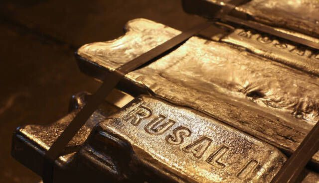 Das Rusal-Logo befindet sich auf Aluminiumbarren vor der Auslieferung im Aluminiumschmelzwerk Irkutsk, das von United Co. Rusal in Shelekhov, Russland, betrieben wird