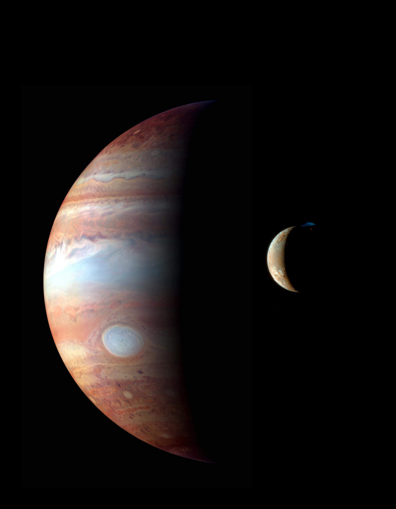 Jupiter mit seinem Vulkanmond Io im Vordergrund
