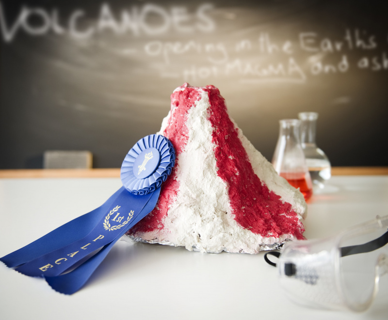 Si vous utilisez du ketchup pour un volcan au lieu du vinaigre, vous obtenez une lave rouge épaisse et naturelle.