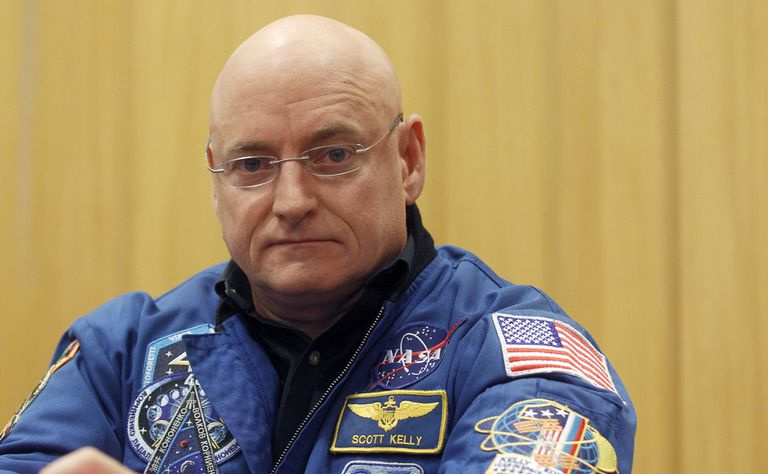 Los astronautas Scott Kelly y Mikhail Kornienko dan una conferencia de prensa en la UNESCO en París