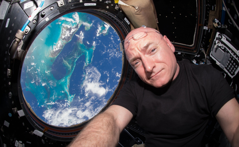 Scott Kelly en un selfie en la cúpula de la ISS.