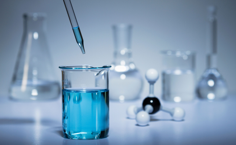 Un contagocce liquido blu in un becher