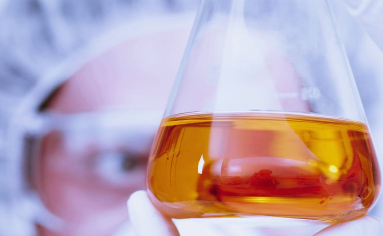 En una solución, la concentración es la cantidad de soluto por volumen de solvente.