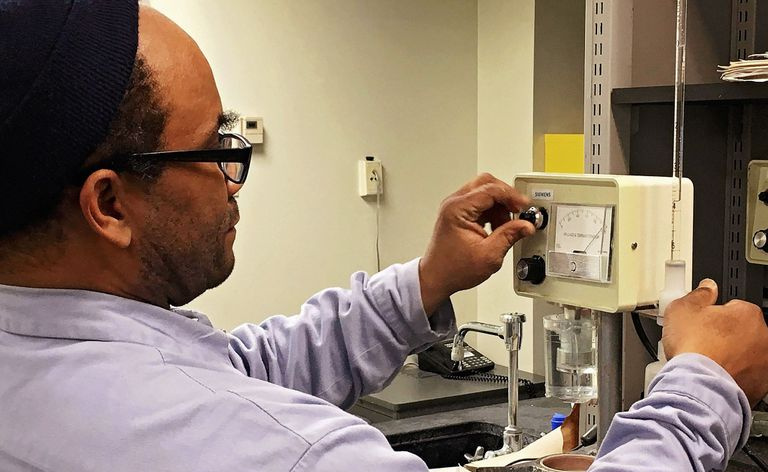 Un científico realiza una prueba de conductividad eléctrica.