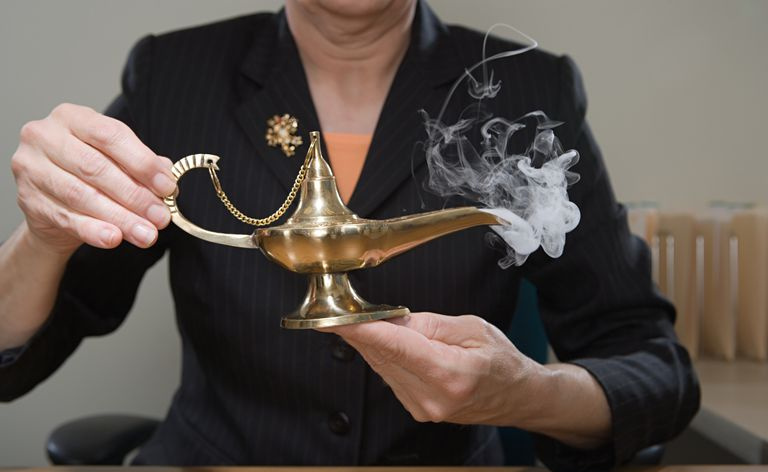 una persona que sostiene una lámpara de genio que emite vapores
