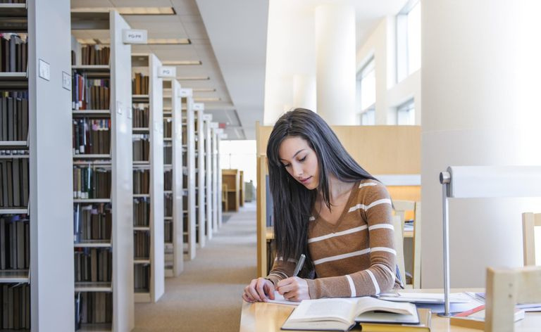 Étudiant travaillant au bureau dans la bibliothèque