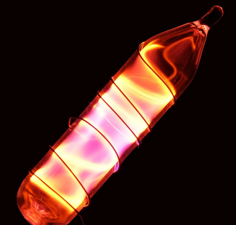 Esta es una foto de un tubo de descarga brillante lleno de neón.