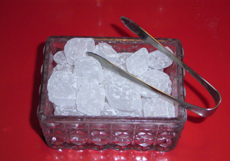 Ce bonbon de roche a la forme de cubes.
