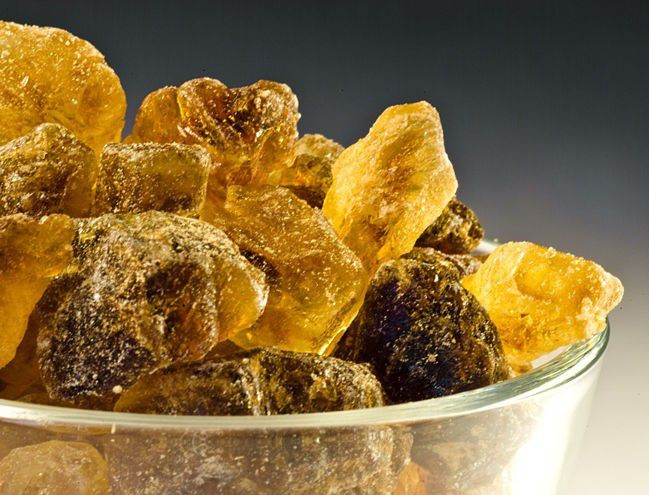 Si vous cristallisez du sucre brut ou de la cassonade, vous obtiendrez un sucre candi doré ou brun.