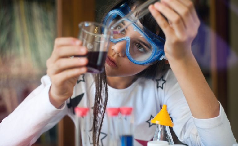 Jeune fille faisant de la science