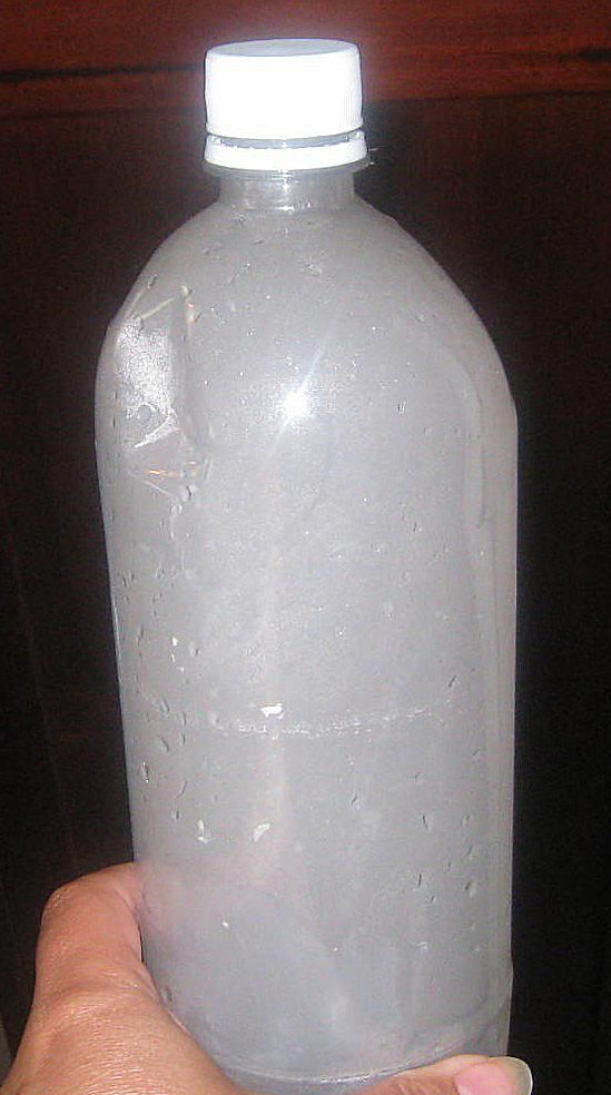 Du kannst deine eigene Wolke in einer Flasche herstellen, indem du eine Flasche, etwas warmes Wasser und ein Streichholz verwendest.