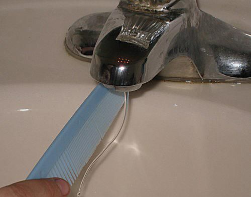 Laden Sie einen Plastikkamm mit statischer Elektrizität aus Ihrem Haar auf und verwenden Sie ihn, um einen Wasserstrahl zu biegen.