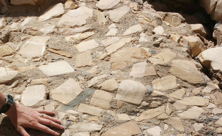 Breccia-bergart som finnes i naturen i fullt sollys.