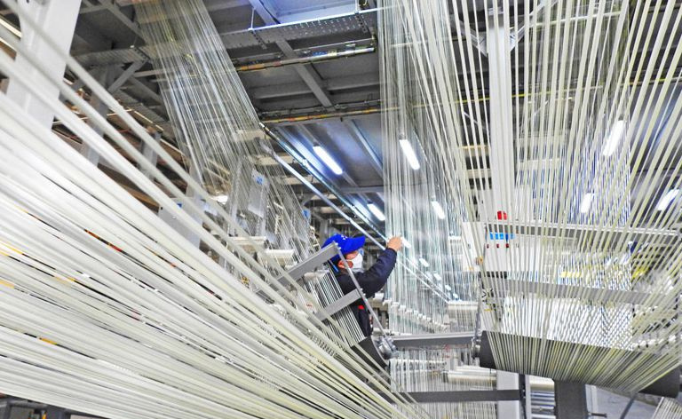 Um funcionário trabalhando na produção de fibra de carbono