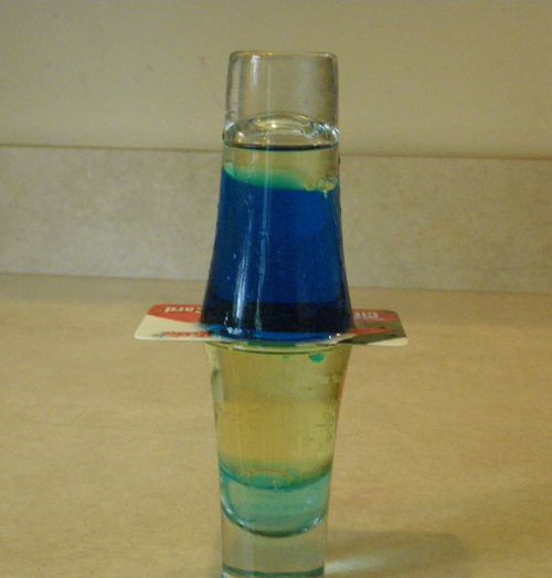 Coaster entre dois copos de shot.