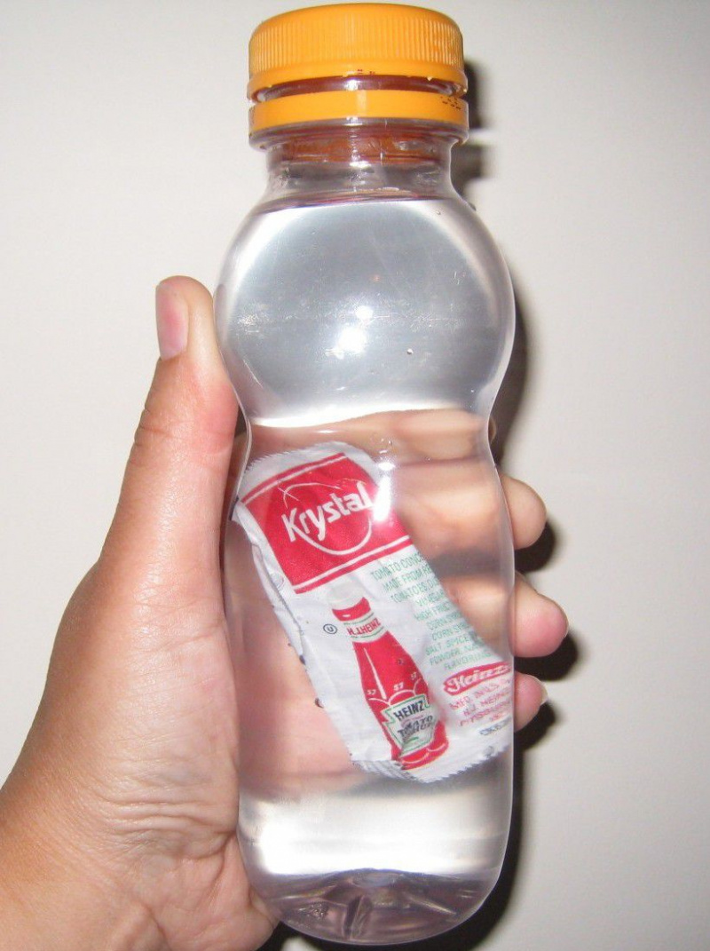 Saco de ketchup na garrafa de água.