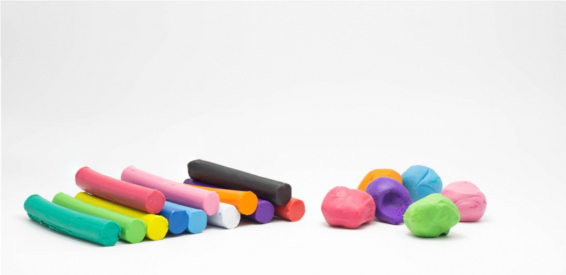 dažādu krāsu tepe un play-doh