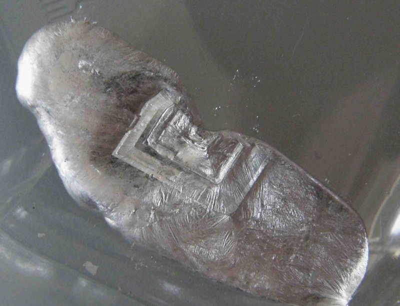 Dies ist ein Bild von reinem Galliummetall, das aus geschmolzenem flüssigem Gallium kristallisiert.