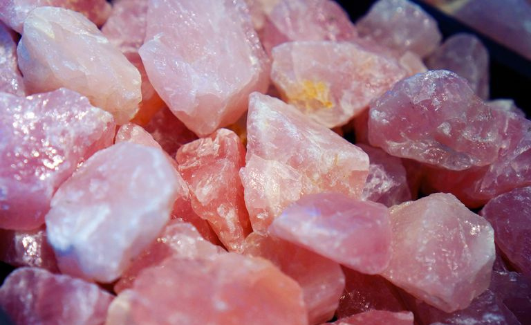 Pedaços de quartzo rosa fecham.