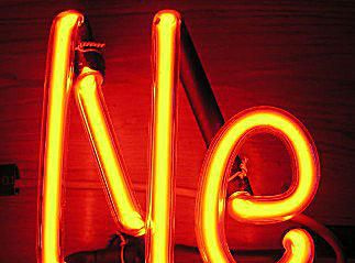 Diese mit Neon gefüllte Entladungsröhre zeigt das Element an