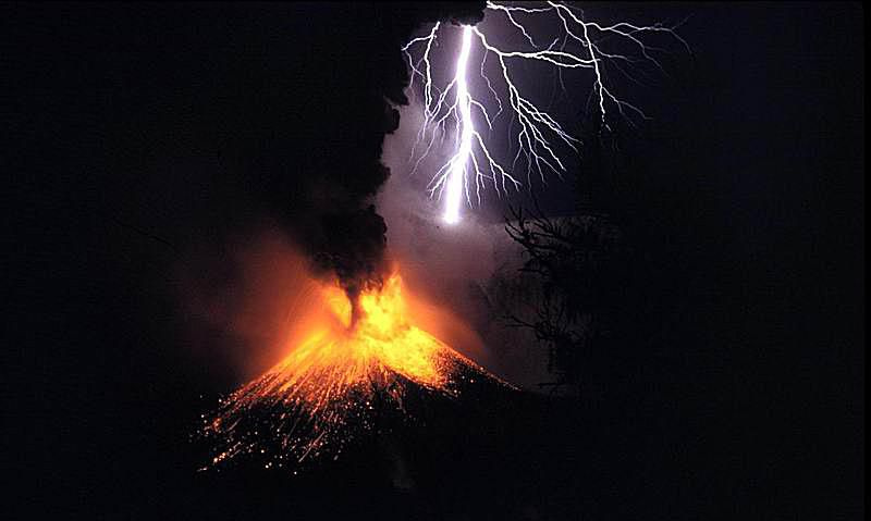Dies ist ein Foto des Vulkanausbruchs des Mount Rinjani in Indonesien im Jahr 1995.