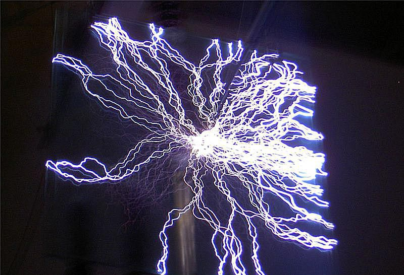 Dies ist eine elektrische Entladung um eine Glasplatte herum.