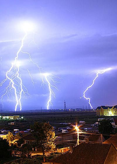 Dies ist ein Blitz, der mit einem Gewitter verbunden ist.