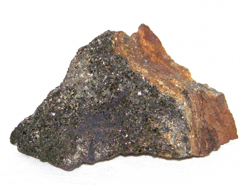 Powierzchnia tego hornfelsa wykazuje mineralizację hydrotermalną.