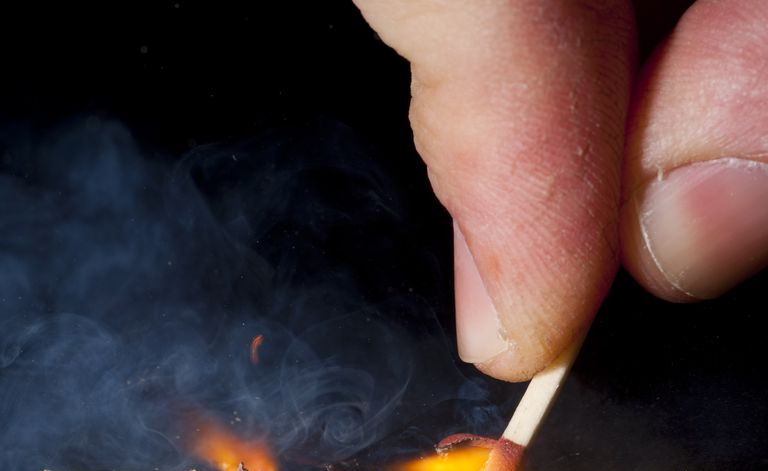 Ein Streichholz verwendet eine chemische Reaktion, um eine Flamme zu erzeugen.