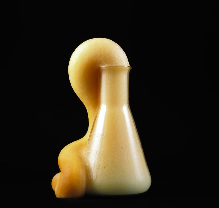 Mezclar levadura y peróxido con detergente produce una espuma similar a la crema de afeitar. Se puede usar para hacer un volcán químico o como una demostración de pasta de dientes para elefantes para niños.
