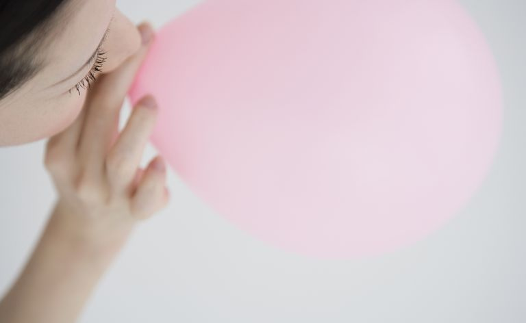 kvinne sprenger ballong