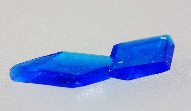 Cristalli blu di solfato di rame o solfato di rame.