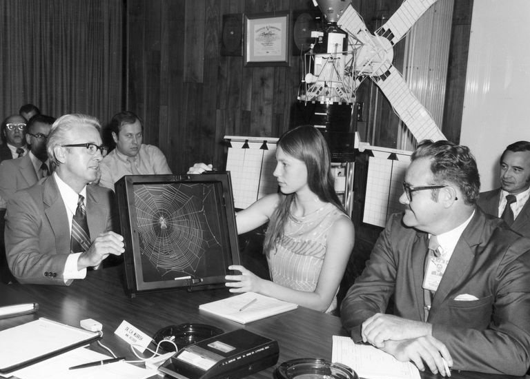 1972 – Uczennica liceum Judith Miles omawia proponowany przez siebie eksperyment Skylab.