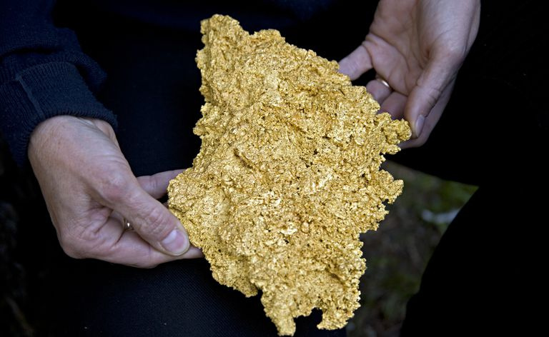 O ouro às vezes ocorre na natureza como um elemento puro.