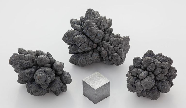Il piombo è un metallo pesante che è bianco-bluastro quando viene tagliato di fresco, ma si appanna in un grigio opaco.