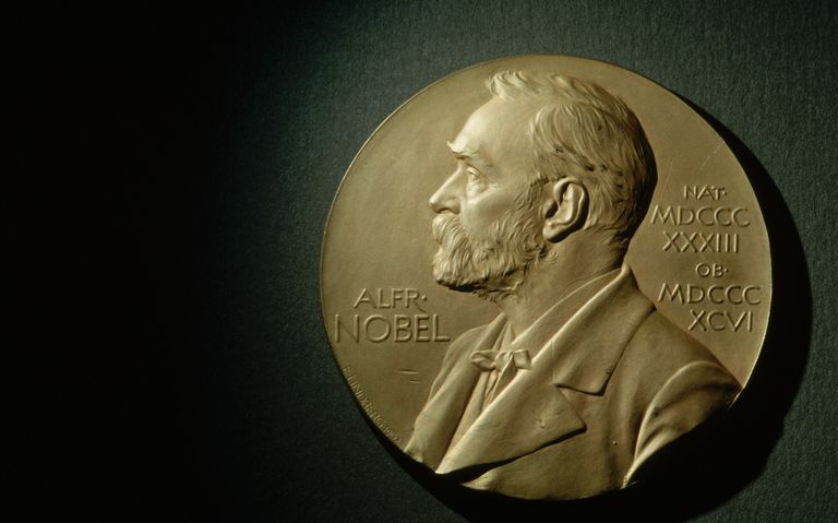 Właściwa nagroda Nobla jest zrobiona ze złota. Na medalu widnieje podobizna Alfreda Nobla.